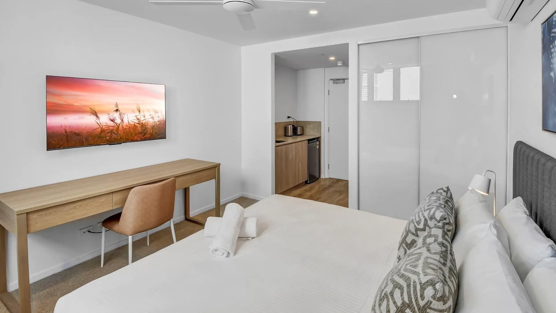 Lowanna Beach Resort Kawana Buddina Hotel