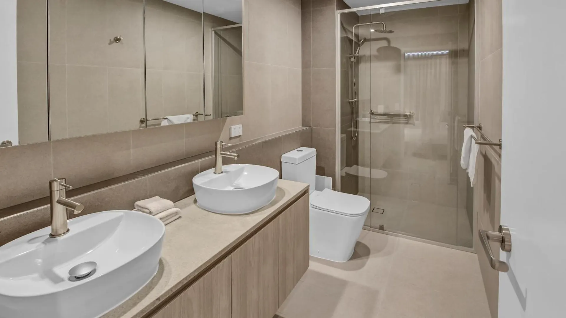 Lowanna Beach Resort Kawana بودينا
